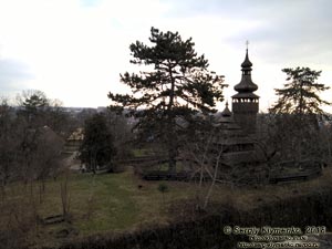 Ужгород. Фото. Вид со стен Ужгородского замка на Закарпатский музей народной архитектуры и быта.