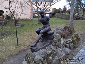 На территории Ужгородского замка. Фото. Скульптура «Отдыхающий Гермес», XIX век.