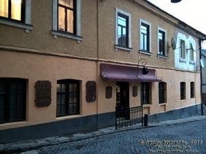 Ужгород. Фото. Вход в кафе «Под замком» (ул. Ивана Ольбрахта, 3).