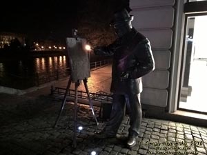 Вечерний Ужгород. Фото. Памятник художнику Игнатию Рошковичу.