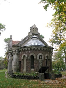Винничина. Фото. Печора. Костел-мавзолей Потоцких-Свейковских (1904 год), спроектированный выдающимся архитектором В. Городецким.