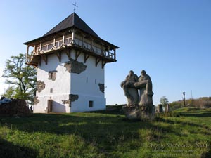 Винничина. Фото. Буша. Отстроенная башня крепости.