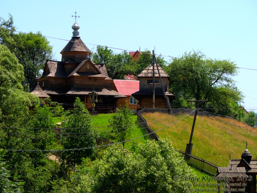 Ивано-Франковская область, Ворохта. Фото. Деревянная гуцульская церковь Рождества Богородицы, XVII-XVIII века.