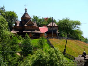 Ивано-Франковская область, Ворохта. Фото. Деревянная гуцульская церковь Рождества Богородицы, XVII-XVIII века.