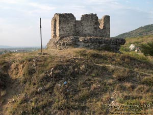Закарпатская область. Виноградов. Фото. Руины замка (Угочанской крепости). Часовня на наивысшей части замковой горы, вид со стороны замка с юга.