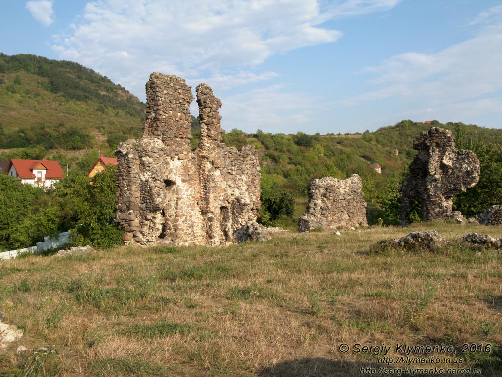 Закарпатская область. Виноградов. Фото. Руины замка (Угочанской крепости). Северо-восточная стена, вид изнутри замка.