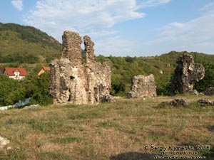 Закарпатская область. Виноградов. Фото. Руины замка (Угочанской крепости). Северо-восточная стена, вид изнутри замка.
