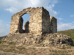 Закарпатская область. Виноградов. Фото. Руины замка (Угочанской крепости). Часовня на наивысшей части замковой горы, вид с юго-востока.