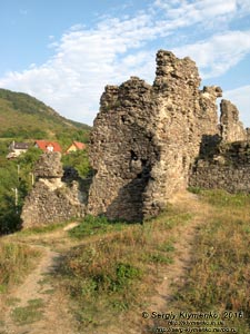Закарпатская область. Виноградов. Фото. Руины замка (Угочанской крепости). Северная угловая башня, вид снаружи замка с севера.