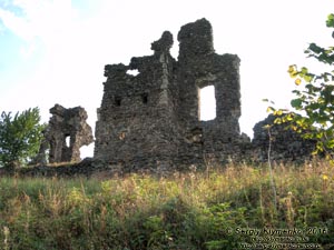 Закарпатская область. Виноградов. Фото. Руины замка (Угочанской крепости). Северо-восточная стена, вид извне замка с северо-востока.