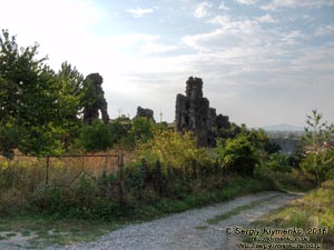 Закарпатская область. Виноградов. Фото. Руины замка (Угочанской крепости). Восточный угол замка, вид снаружи крепости.