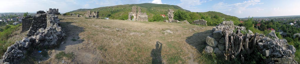 Закарпатская область. Виноградов. Фото. Руины замка (Угочанской крепости) на Чёрной горе.
Панорама (~210°) территории крепости (48°08'26.50"N, 23°02'59.00"E).