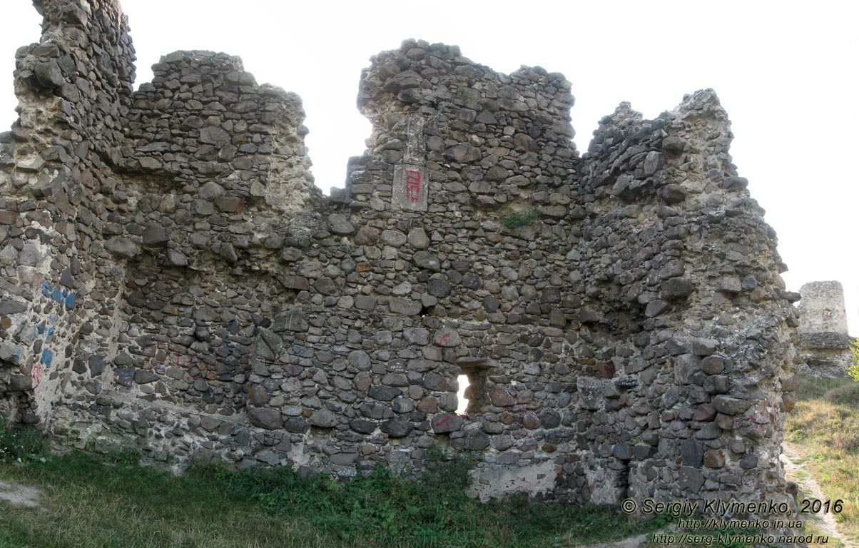 Закарпатская область. Виноградов. Фото. Руины замка (Угочанской крепости).
Северная угловая башня, вид изнутри башни в юго-западном направлении (48°08'28.10"N, 23°02'59.80"E).