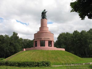 Новые Петривцы. Великан-воин - памятник-музей освободителям Києва