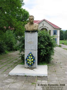 Яблунов, Ивано-Франковская область. Памятник Ивану Франко перед поселковым Домом культуры.