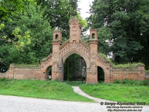 Волынь. Олыка. Фото. Ворота католицкого кладбища.