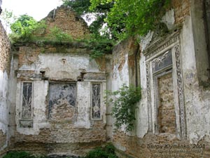 Волынь. Олыка. Фото. Часовня на католицком кладбище, вид изнутри.