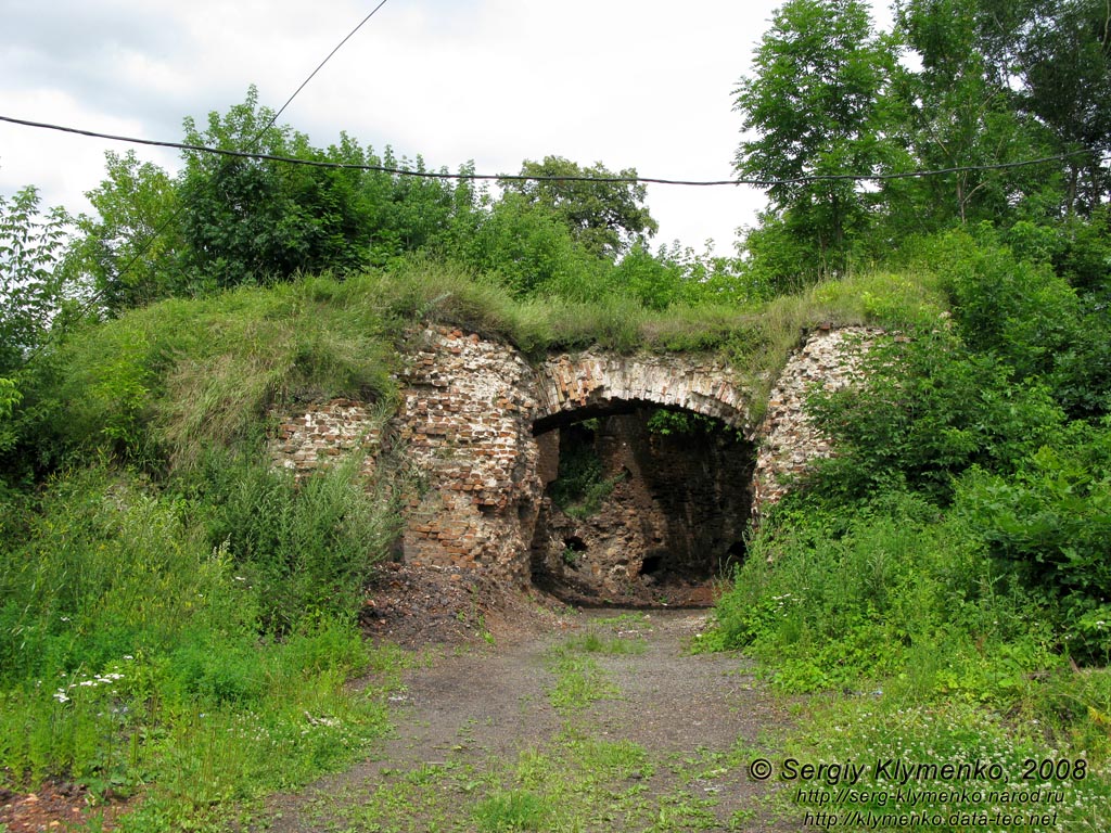 Волынь. Олыка. Фото. Замок Радзивиллов (1564 год), остатки северного бастиона.