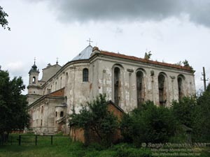 Волынь. Олыка. Фото. Троицкий костел (Коллегиальный) и колокольня, 1635-1640 годы (вид с юго-запада).