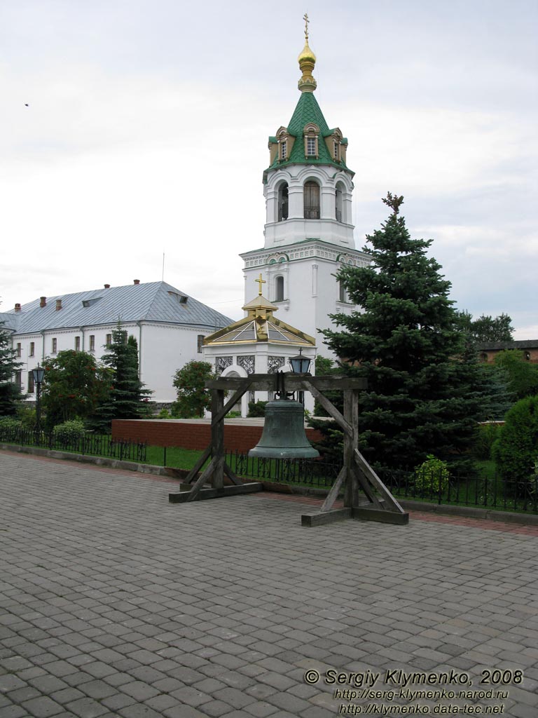Волынь. Зимнее. Фото. Зимненский Свято-Успенский Святогорский ставропигиальный женский монастырь. Надвратная башня-колокольня и 700-килограммовый колокол.
