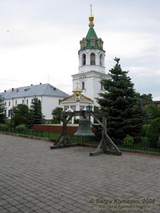 Волынь. Зимнее. Фото. Зимненский Свято-Успенский Святогорский ставропигиальный женский монастырь. Надвратная башня-колокольня и 700-килограммовый колокол.