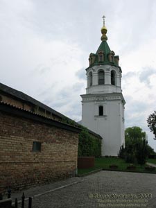 Волынь. Зимнее. Фото. Зимненский Свято-Успенский Святогорский ставропигиальный женский монастырь. Надвратная башня-колокольня.