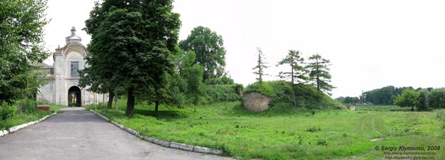 Волынь. Олыка. Фото. Замок Радзивиллов (1564 год), северо-западные ворота и остатки западного бастиона (вид снаружи замка).