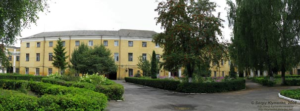 Волынь. Олыка. Фото. Замок Радзивиллов (1564 год), внутренний двор и один из дворцовых корпусов.