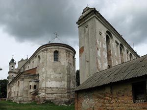 Волынь. Олыка. Фото. Троицкий костел (Коллегиальный) и колокольня, 1635-1640 годы (вид с юго-запада).