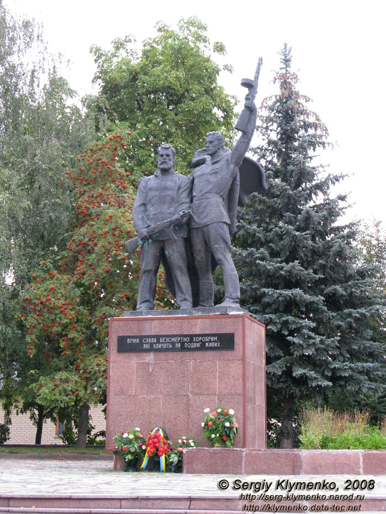 Житомирщина. Овруч. Фото. Вдоль улицы Советская. Памятник воинам-освободителям.