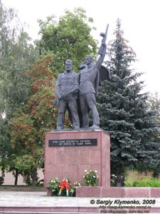 Житомирщина. Овруч. Фото. Вдоль улицы Советская. Памятник воинам-освободителям.