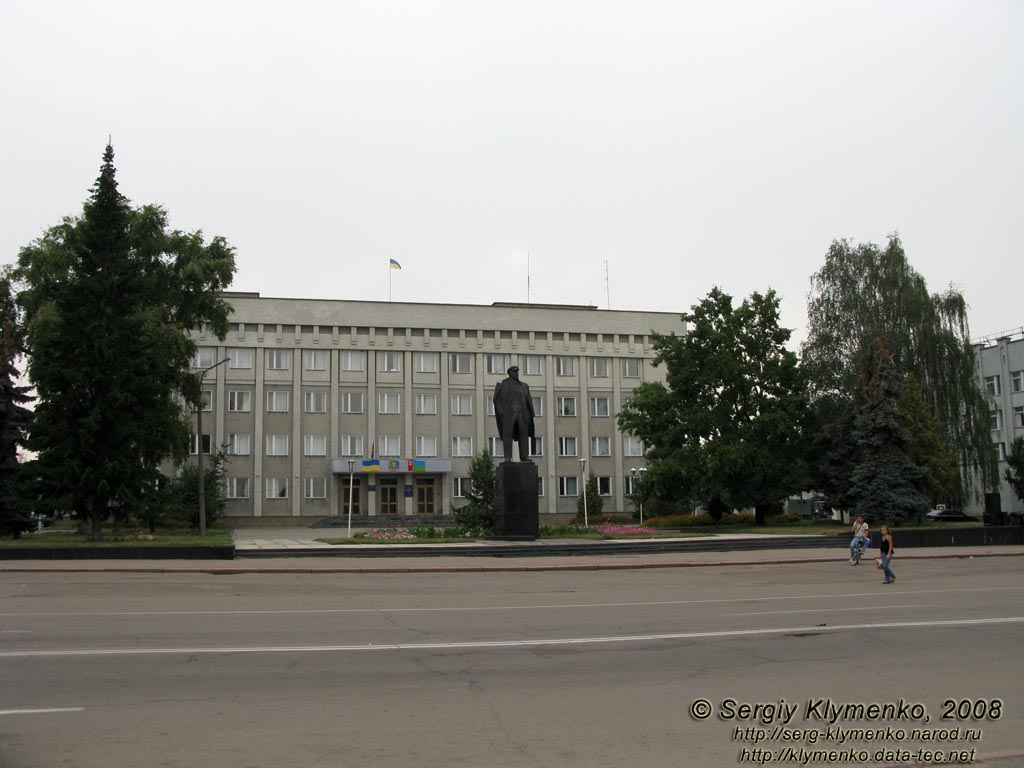 Житомирщина. Овруч. Фото. Вдоль улицы Советская. Здание Овруцкой районной государственной администрации.