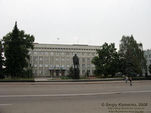 Житомирщина. Овруч. Фото. Вдоль улицы Советская. Здание Овруцкой районной государственной администрации.