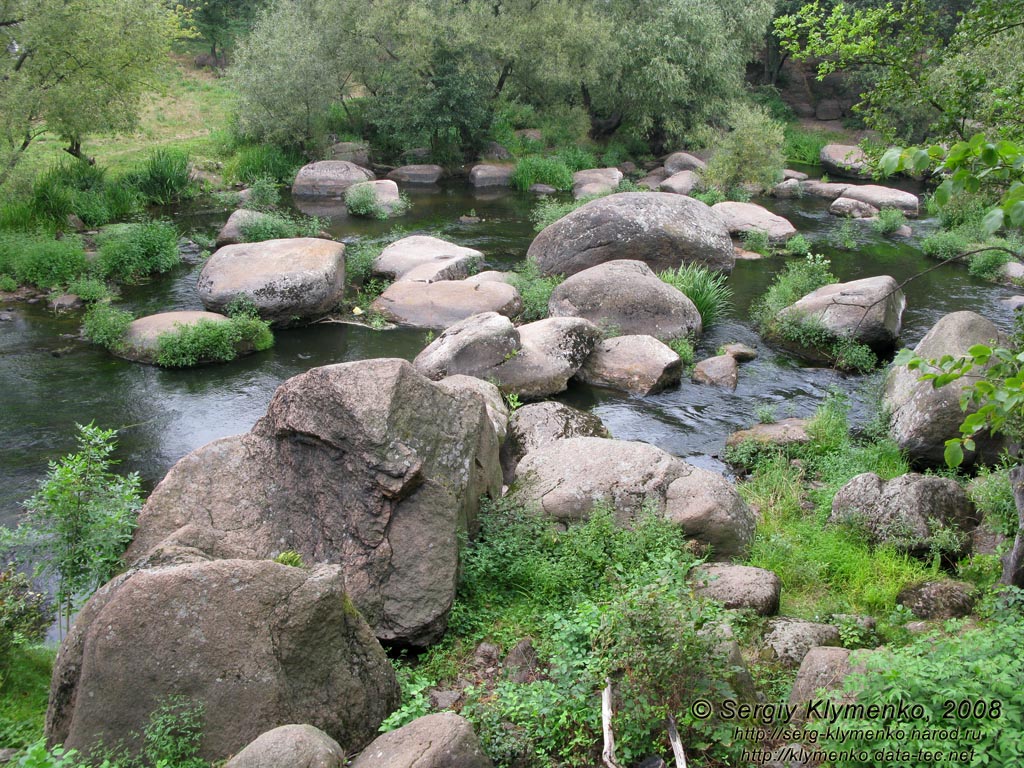 Житомирщина. Коростень. Фото. Парк им. Н. Островского. Каменные валуны на речке Уж.