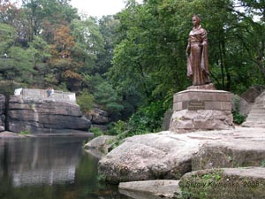 Житомирщина. Коростень. Фото. Парк им. Н. Островского. Купальня княгини Ольги на речке Уж.