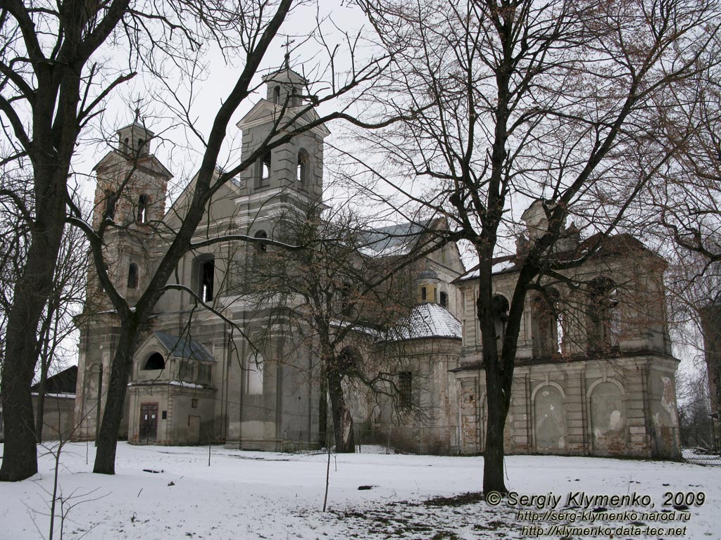 Волынь. Берестечко. Фото. Свято-Троицкий костел (1765 год) и колокольня.