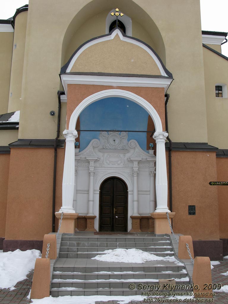 Ивано-Франковская область. Рогатин. Фото. Храм Рождества Пресвятой Богородицы. Барокковый портал на двух круглых колоннах (западный фасад).