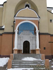 Ивано-Франковская область. Рогатин. Фото. Храм Рождества Пресвятой Богородицы. Барокковый портал на двух круглых колоннах (западный фасад).