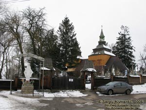 Ивано-Франковская область. Рогатин. Фото. Церковь Святого Духа, памятник деревянной архитектуры XVI века. Общий вид из улицы.