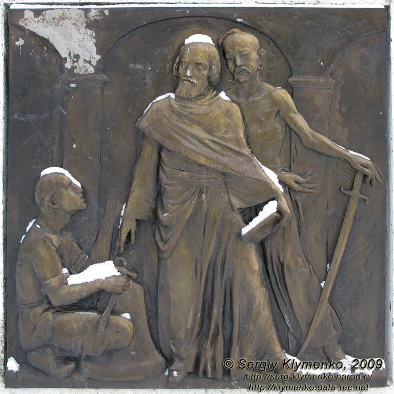 Ивано-Франковская область. Тысменица. Фото. Памятник Борцам за свободу Украины. Фрагмент. Барельеф на постаменте.
