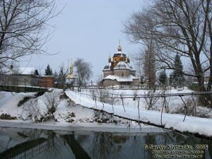 Ивано-Франковская область. Тысменица. Фото. Подвесной мостик через речку Ворона и монастырская церковь Рождества Пресвятой Богородицы.
