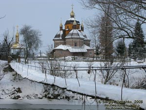 Ивано-Франковская область. Тысменица. Фото. Подвесной мостик через речку Ворона и монастырская церковь Рождества Пресвятой Богородицы.