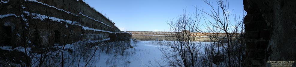 Львовская область. Старое Село. Фото. Замок в Старом Селе. Панорама изнутри (~120°). Вид от юго-восточной угловой башни.