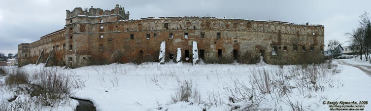 Львовская область. Старое Село. Фото. Замок в Старом Селе. Панорама (~90°) снаружи с востока.