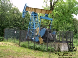 Борислав (Львовская область). Фото. В парке культуры и отдыха. Нефтедобывающий станок-качалка.