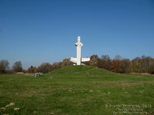 Ивано-Франковская область. Между сёлами Крылос и Козина. Фото. Памятник-символ «Меч и Орало».