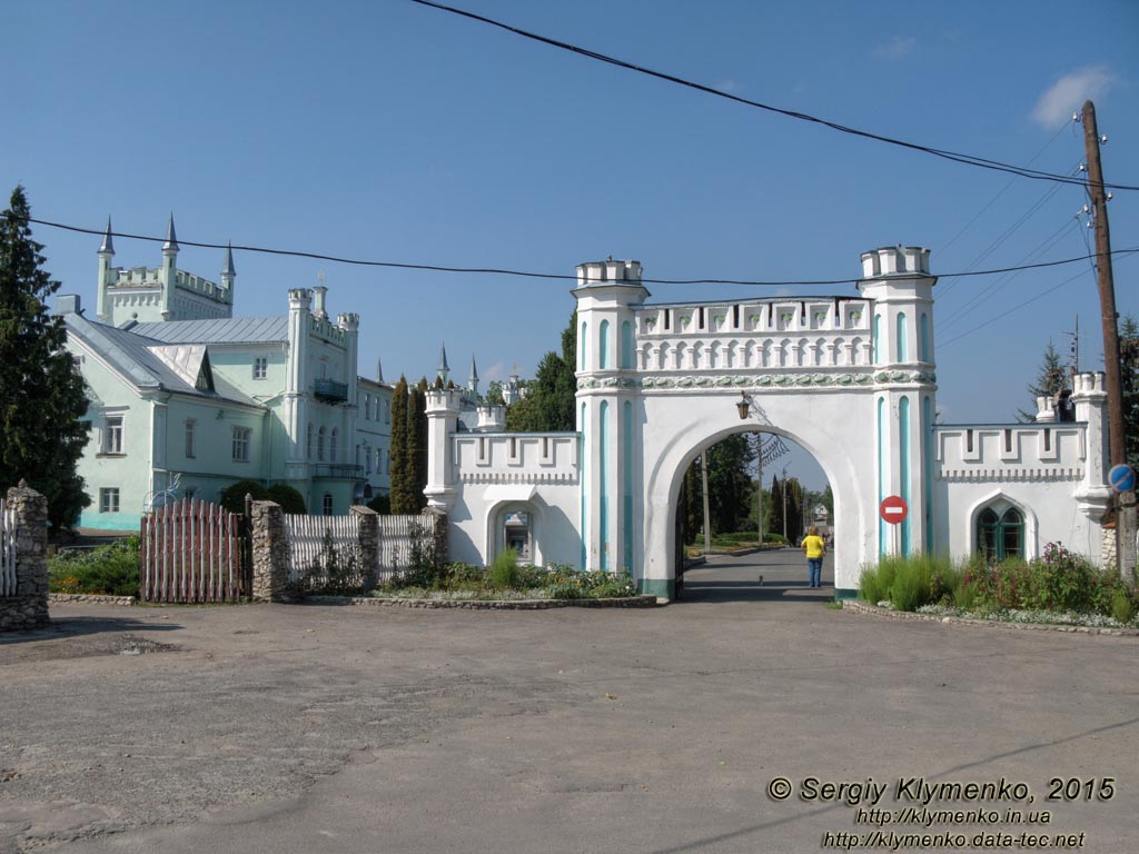 Тернопольщина. Село Белокриница (Кременецкий район). Фото. Белокриницкий дворец. Въездные ворота (50°08'39"N, 25°44'01"E).