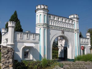 Тернопольщина. Село Белокриница (Кременецкий район). Фото. Белокриницкий дворец. Въездные ворота (50°08'39"N, 25°44'01"E).