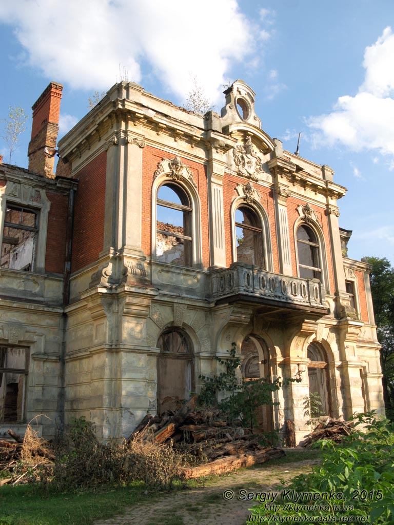 Львовщина. Село Тартаков. Фото. Дворец в Тартакове (50°27'55"N, 24°24'11"E). Ризалит в центральной части фасада.
