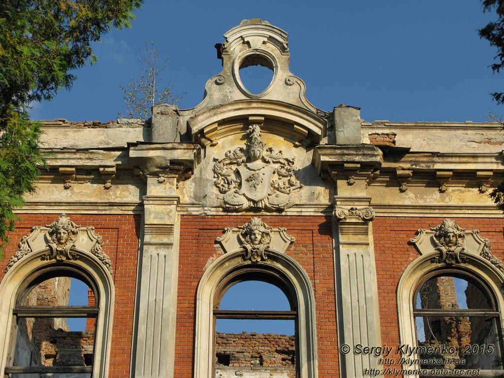 Львовщина. Село Тартаков. Фото. Дворец в Тартакове (50°27'55"N, 24°24'11"E). Верхняя часть ризалита с фронтоном.